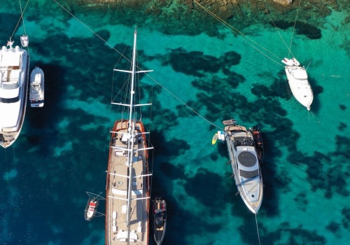 What is the Maximum Number of People Allowed on a Boat Rental in Mykonos?